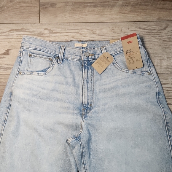 Levi's Light Blue Cinch Barrel Women's Jeans - Picture 2 of 16